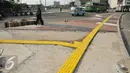 Jalur kuning di trotoar sebagai tanda untuk penyandang disabilitas, Tanah Abang, Jakarta, Senin (18/7). Pemprov DKI tengah berupaya membuat trotoar yang ramah bagi penyandang disabilitas. (Liputan6.com/Gempur M Surya)