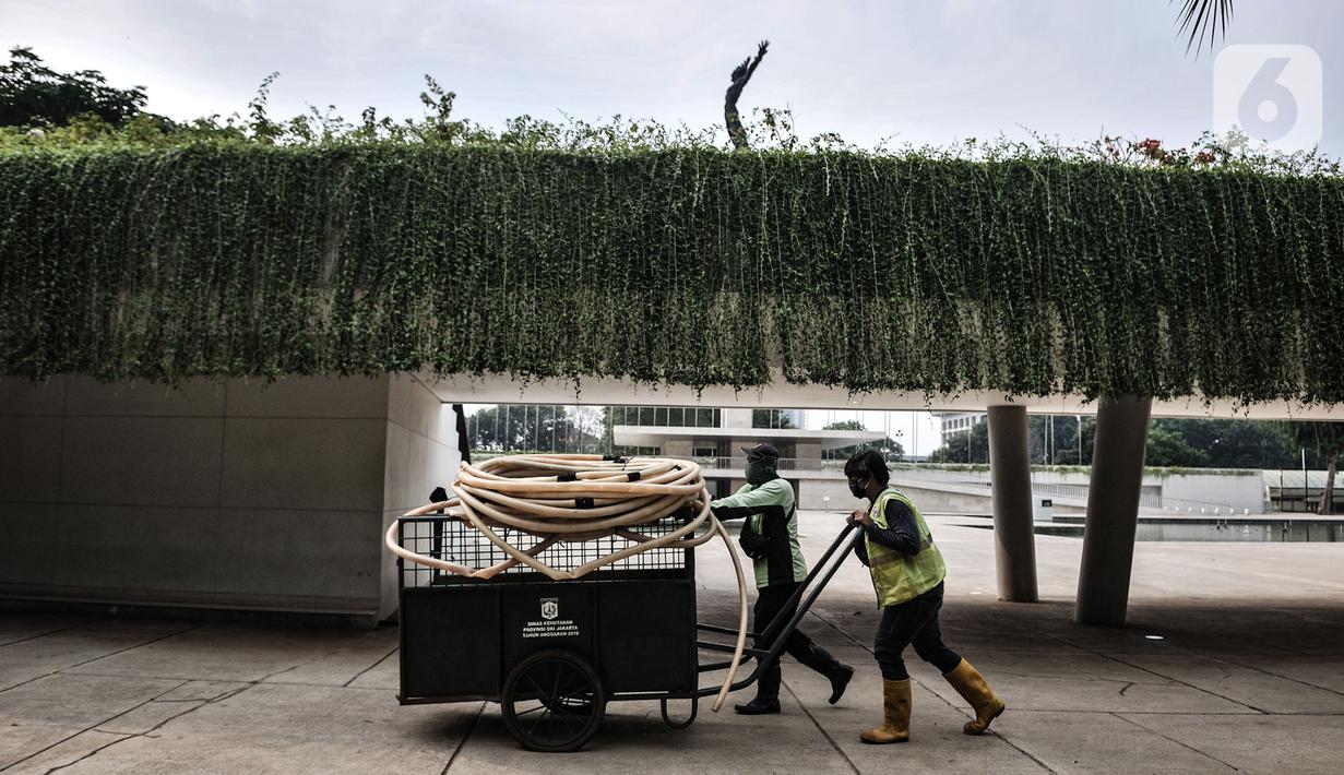 Petugas melakukan perawatan taman Lapangan Banteng, Jakarta, Kamis (15/9/2020). Lapangan Banteng dan hutan kota lainnya di Ibu Kota Kembali ditutup sementara selama penerapan pembatasan sosial berskala besar (PSBB) Jakarta guna menekan penyebaran Covid-19 di ruang publik. (merdeka.com/Iqbal Nugroho)