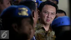 Gubernur DKI Jakarta non aktif Basuki Tjahaja Purnama (Ahok) yang merupakan tersangka kasus dugaan penistaan agama didampingi tim pengacara usai menjalani pemeriksaan di Bareskrim Polri, Jakarta, Selasa (22/11). (Liputan6.com/Johan Tallo)
