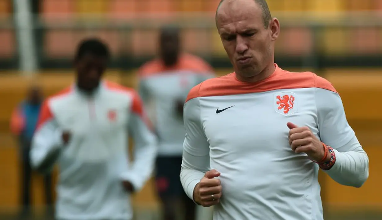 Gelandang tim nasional Belanda, Arjen Robben berikan komentarnya tentang Messi, Rabu (9/7/2014) (AFP PHOTO / DAMIEN MEYER)