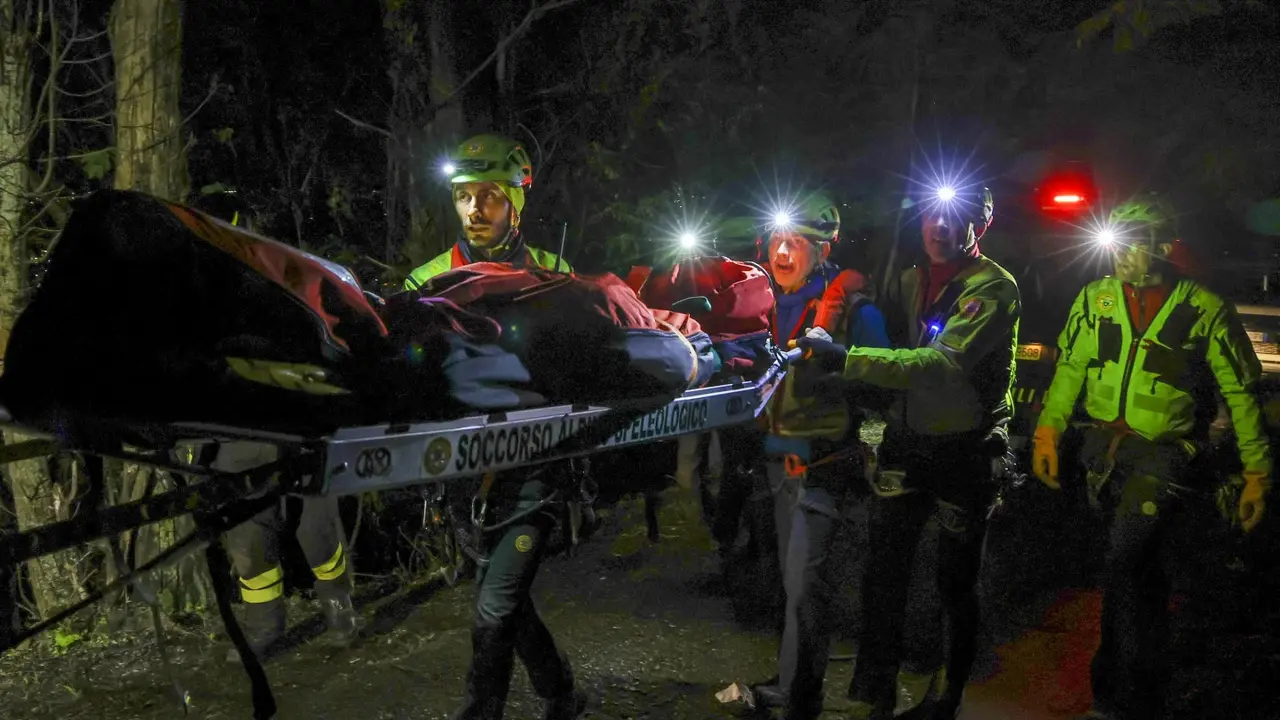 Korban kereta gantung jatuh ke jurang pada Kamis (17/4/2025) dekat Naples, Italia. (AP/Salvatore Saporta)