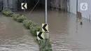 Warga berenang saat banjir merendam Underpass Senen, Jakarta, Selasa (25/2/2020). Hujan deras yang mengguyur Ibu Kota sejak dini hari tadi menyebabkan Underpass Senen terendam banjir setinggi dua meter sehingga mengakibatkan akses Cempaka Putih-Pasar Senen terputus. (merdeka.com/Iqbal Nugroho)