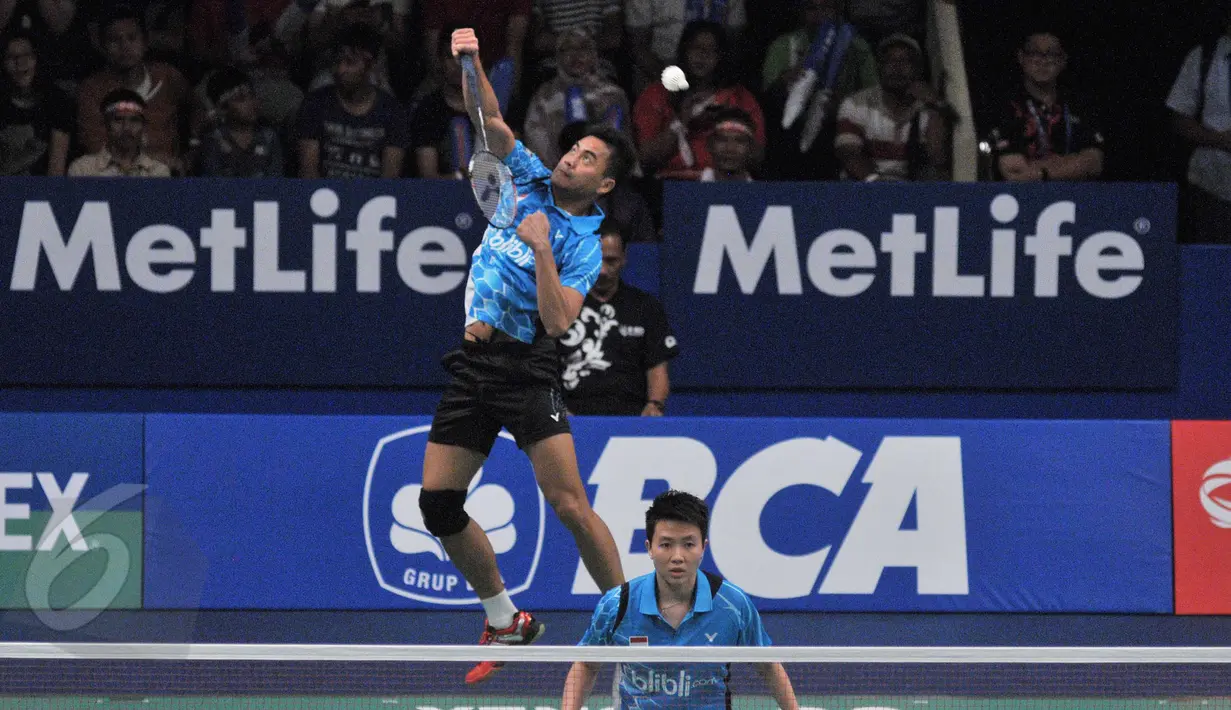 Aksi Tontowi Ahmad di perempat final Indonesia Open Superseries Premier 2015, Jakarta, Jumat (5/6/2015). Tontowi/ Liliyana menang atas ganda Tiongkok Liu Cheng/ Bao Yixin dengan skor 2-0 (21-15 dan 21-18). (Liputan6.com/Herman Zakharia)