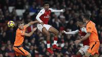 Gelandang Arsenal, Alex Iwobi, melepas sundulan saat melawan Liverpool pada laga Premier League di Stadion Emirates, London, Jumat (22/12/2017). Kedua klub bermain imbang 2-2. (AFP/Ian Kington)