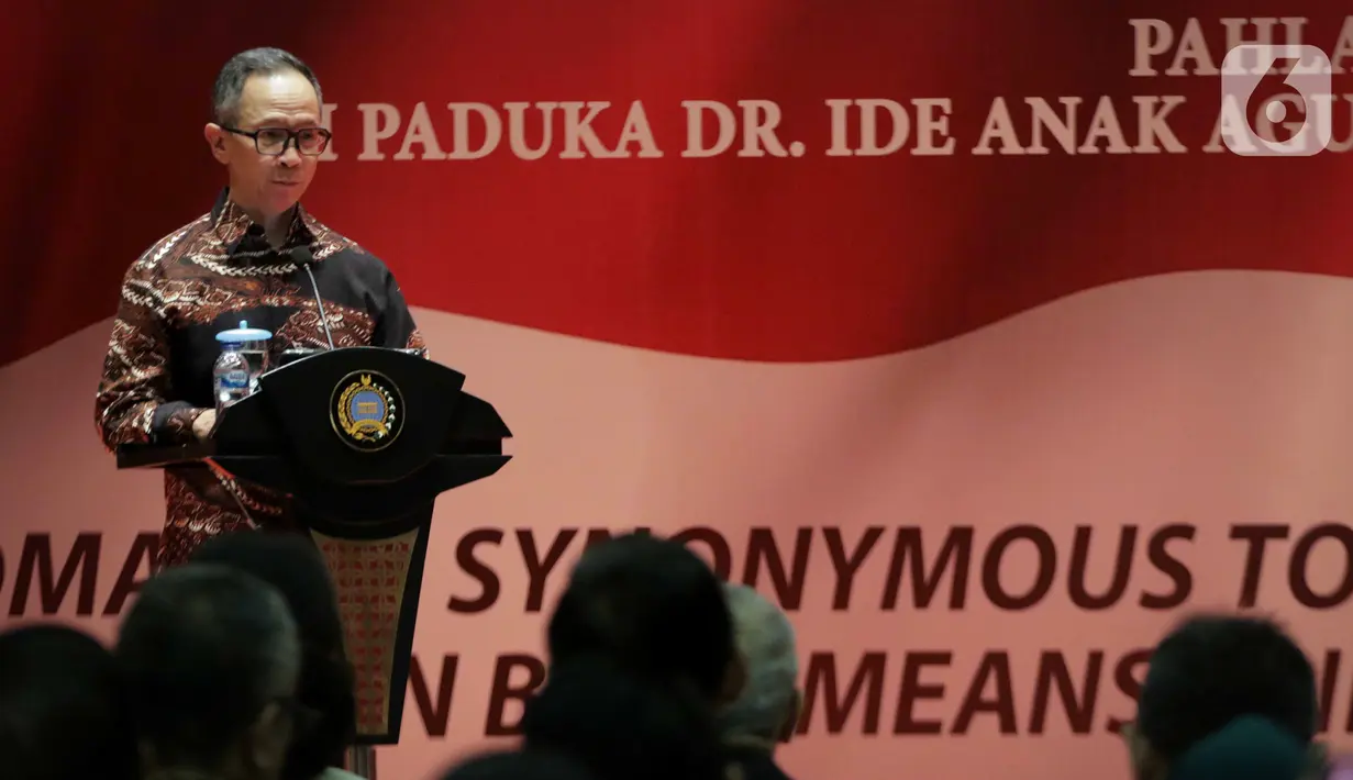 Wakil Menteri Luar Negeri Mahendra Siregar menyampaikan sambutan saat penyerahan penghargaan Anugerah Dr Ide Anak Agung Gde Agung kepada Wakil Presiden ke-10 dan ke-12 RI Jusuf Kalla di Kantor Kementerian Luar Negeri, Jakarta, Kamis (23/1/2020). (Liputan6.com/Faizal Fanani)