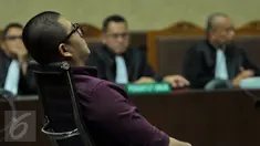 Terdakwa Muhammad Yagari Bhastara alias Gary saat mendengarkan Majelis Hakim di Pengadilan Tipikor, Jakarta, (17/2). Gary terbukti menjadi perantara suap kepada Majelis Hakim Pengadilan Tata Usaha Negara di Medan. (Liputan6.com/Faisal R Syam)