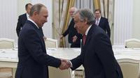 Presiden Rusia Vladimir Putin bertemu dengan Sekretaris Jenderal PBB Antonio Guterres di Moskow (AP/Sergei Chirikov)