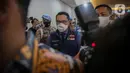 Gubernur Jawa Barat, Ridwan Kamil menuju ruangan pemeriksaan di Bareskrim Polri, Jakarta, Jumat (20/11/2020). Ridwan Kamil dimintai klarifikasi terkait dugaan pelanggaran protokol kesehatan Covid-19 di acara kerumunan yang melibatkan Rizieq Shihab di Megamendung, Bogor. (Liputan6.com/Faizal Fanani)