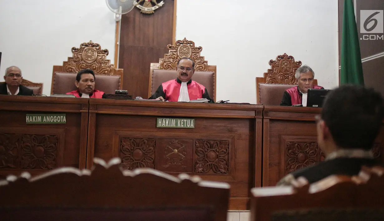 Majelis hakim memimpin sidang lanjutan dengan terdakwa mantan Pelaksana Tugas (Plt) Ketua Umum PSSI Joko Driyono di PN Jakarta Selatan, Kamis (9/5/2019). Sidang ditunda karena saksi dari Jaksa Penuntut Umum (JPU) berhalangan hadir dalam persidangan. (Liputan6.com/Faizal Fanani)