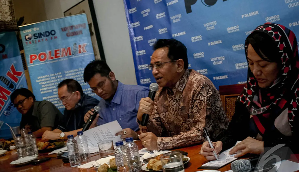Pengamat Politik Idil Akbar, Politisi partai Demokrat Ruhut Sitompul, Pangeran Ahmad Nurdin, Politisi Gerindra Martin Hutabarat dan Politisi PKB Anna Mu'awanah saat berdiskusi di Jakarta, (4/10/14). (Liputan6.com/Faizal Fanani)
