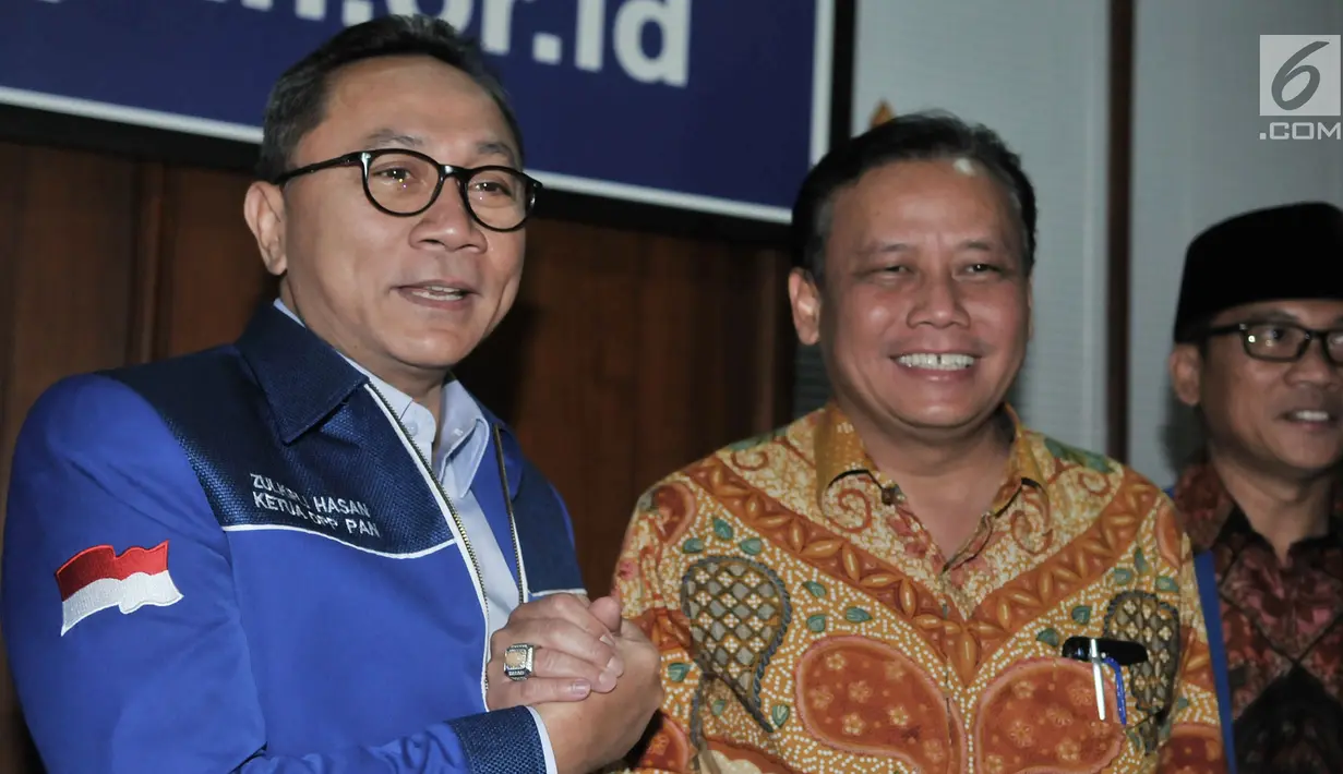 Ketua Umum PAN Zulkifli Hasan (kiri) dan Ketua Bawaslu Abhan (kanan) berjabat tangan saat menerima Bawaslu di Kantor DPP PAN, Jakarta, Kamis (5/7). Bawaslu mensosialisasikan pengawasan dan pencalonan Pileg dan Pilpres 2019. (Merdeka.com/Iqbal S. Nugroho)