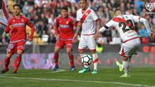 Penyerang Real Madrid, Raul de Tomas (kanan) yang tengah dipinjamkan ke Rayo Vallecano. (Twitter/Rayo Vallecano)