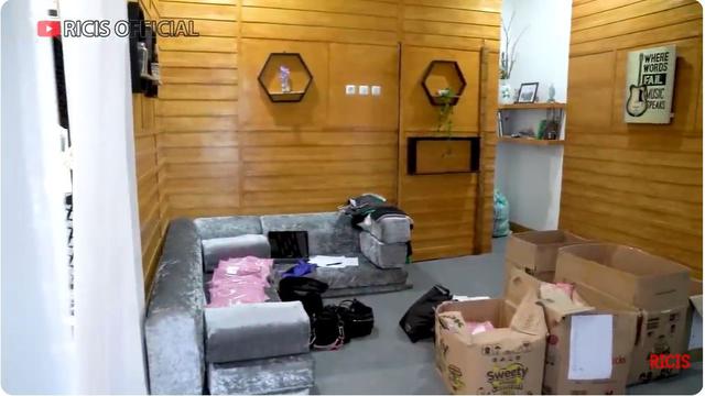 8 Potret Markas Nissa Sabyan dan Tim Gambusnya, Dipenuhi Kreativitas Anggota