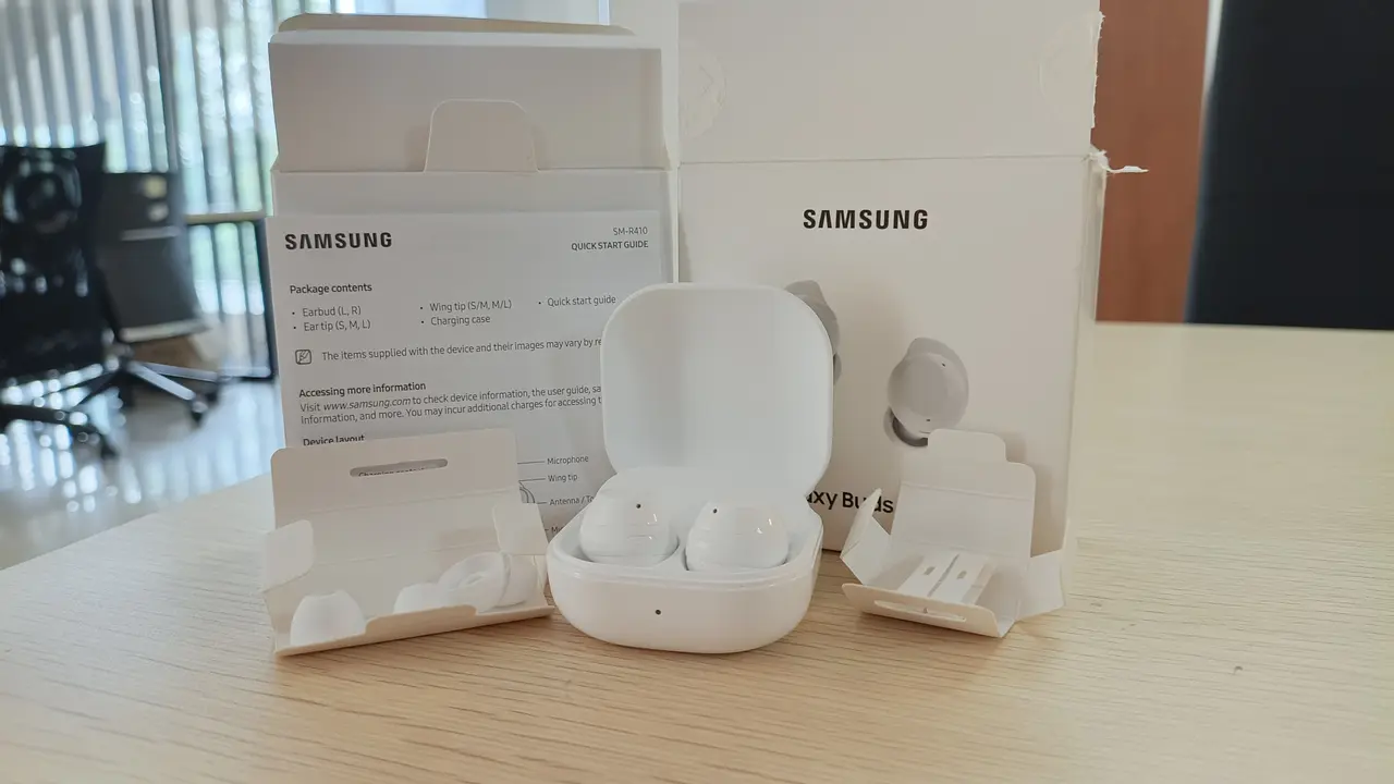 Samsung Galaxy Buds Core berserta seluruh kelengkapan produk.