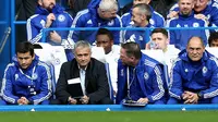 Manajer Chelsea, Jose Mourinho (dua dari kiri), saat mendampingi anak asuhnya bersua Aston Villa, di Stadion Stamford Bridge, Sabtu (18/10/2015).  (AFP PHOTO / Justin Tallis) 