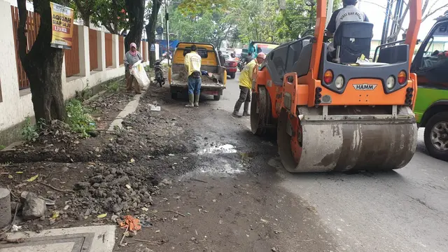 Sejumlah pekerja PUPR tengah melakukan sejumlah penambalan jalan di wilayah Garut kota.
