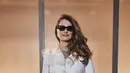 Penelope Cruz memberikan sentuhan glamor pada tampilannya dengan mengenakan setelan tweed blazer dan mini skirt serba putih. Blazer-nya kian memikat dengan aksen bulu di pergelangan tangan dan bagian bawah rok-nya. [Dok/Chanel].