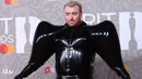 Sam Smith berpose pada karpet merah Brit Awards 2023 di London, Sabtu (11/2/2023). Penyanyi 30 tahun ini masuk untuk kategori Song of The Year untuk Lagu Unholy dan Best Pop/R&B Act.  (Photo by ISABEL INFANTES / AFP)
