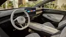 Tarikan garis dashboard dibuat menyatu hingga ke bagian door trim. Nuansa warna putih menjadikan kabin ID.7 ini tampak mewah dan futuristis. Pada bigian tengah terdapat layar besar berukuran 15 inci sebagai pusat infotainmen di dalam kabin. Instrumen cluster pun sudah menggunakan layar TFT Colour Screen untuk menyajikan berbagai informasi seputar kendaraan. (Source: Volkswagen via caranddriver.com)