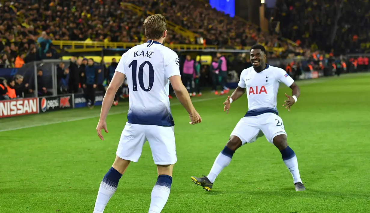 Penyerang Tottenham Hotspur Harry Kane (kiri) bersama Serge Aurier melakukan selebrasi usai mencetak gol ke gawang Borussia Dortmund pada leg kedua babak 16 besar Liga Champions di Stadion BVB, Dortmund, Jerman, Selasa (5/3). (Bernd Thissen/dpa via AP)