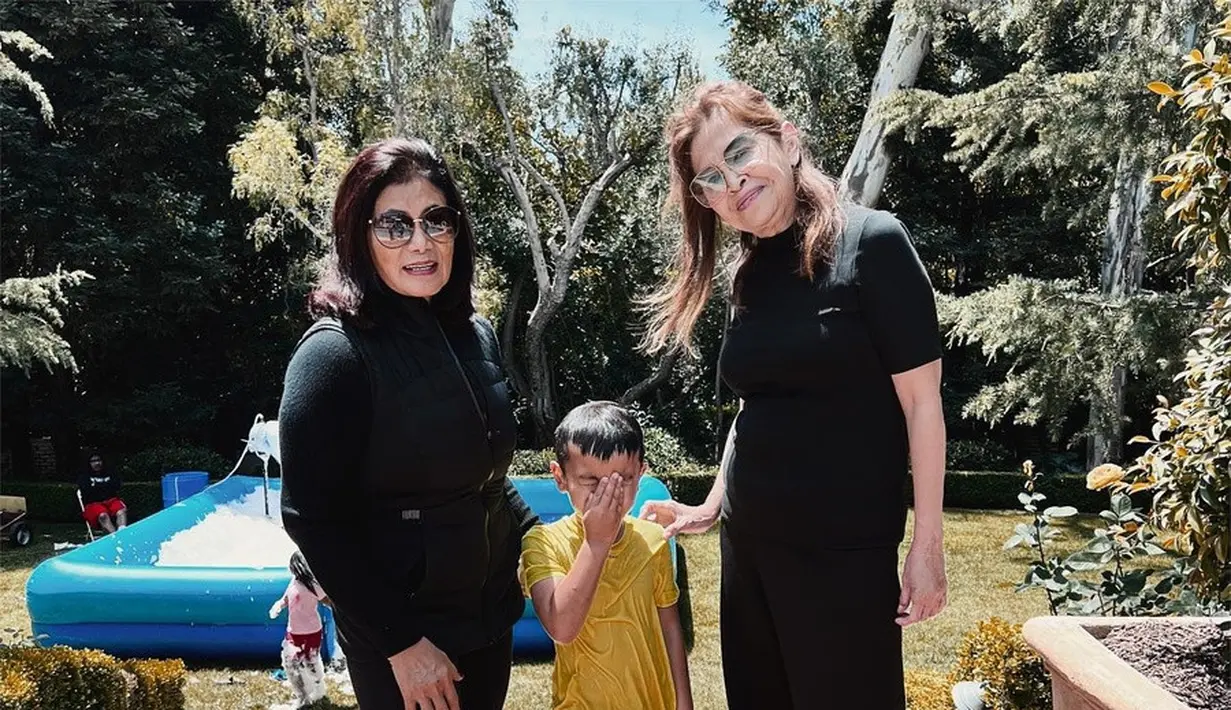 Selain kedua orang tua dan kakaknya, acara ulang tahun Magika kali ini juga dimeriahkan oleh kakek dan nenek yang kompak pakai baju serba hitam. (Instagram/ramadhaniabakrie).