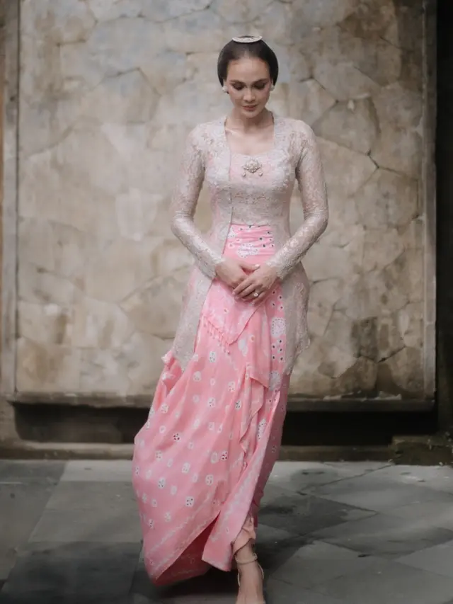 Kebaya pilihan Luna Maya di hari pernikahan. [@lunamaya]