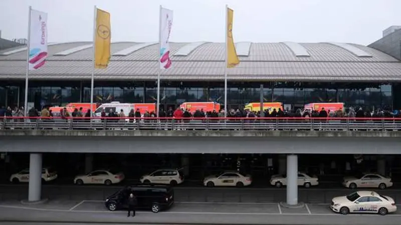 Penumpang berada di luar terminal saat gas misterius mencemari Bandara Hamburg di Jerman. (AP)