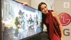 Model berpose di monitor LG UltraGear GP850 di Jakarta, Sabtu (16/10/2021). Monitor yang memiliki response time GtG 1 milidetik serta kecepatan penyegaran layar (refresh rate) mencapai 165Hz dengan teknologi layar Nano IPS menampilkan warna dengan seragam dalam sudut pandang lebar. (Liputan6.com)