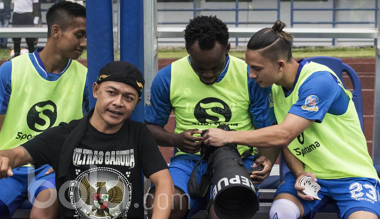Gelandang Persib Bandung, Michael Essien, berdiskusi dengan Kim Kurniawan soal kamera sebelum laga uji coba melawan Bali United di Stadion GBLA Bandung, Jawa Barat, Sabtu (8/4/2017). (Bola.com/Vitalis Yogi Trisna)