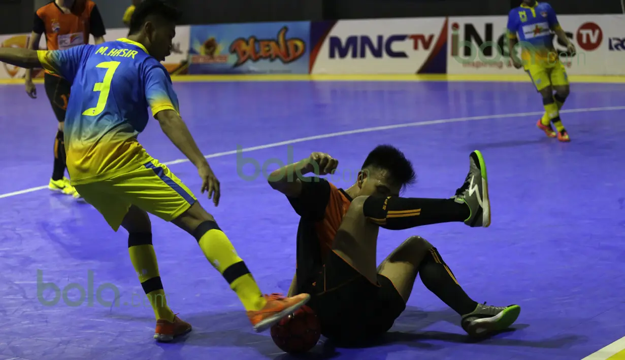 Perebutan bola antara pemain IPC Pelindo dan pemain WPK MBU Makassar dalam laga Seri III Grup B Wilayah Timur Pro Futsal League 2016 di GOR 17 Desember, Mataram, NTB, Sabtu (12/3/2016). IPC Pelindo menang 6-1 atas WPK MBU. (Bola.com/Arief Bagus)