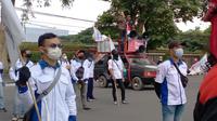 Ratusan buruh berbagai serikat pekerja di Jawa Barat Barat berunjuk rasa di Gedung Sate, Kota Bandung, Senin (26/10/2021).