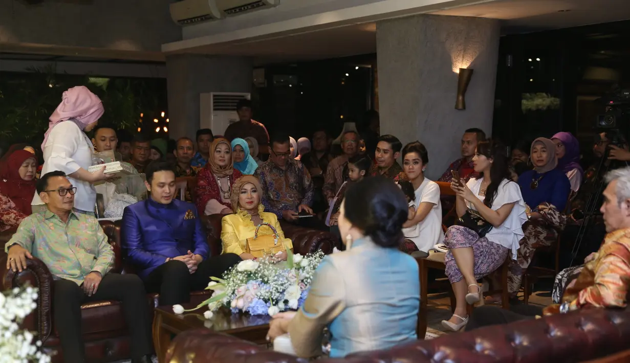 Acara lamaran Gilang dan Adis berjalan tertutup. Ratusan orang hadir dalam prosesi lamaran dari kerabat dekat kedua calon mempelai. (Nurwahyunan/Bintang.com)