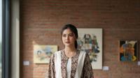 Model Outer Batik Wanita Motif Kawung Aksen Polos (Image by Gemini)