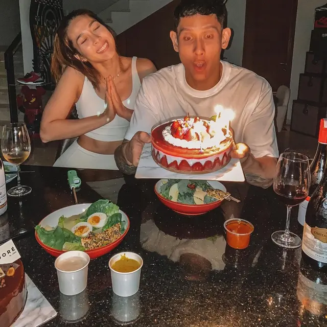 Momen Ulang Tahun Ganindra Bimo yang Ke-34, Dirayakan Berdua Dengan Istri