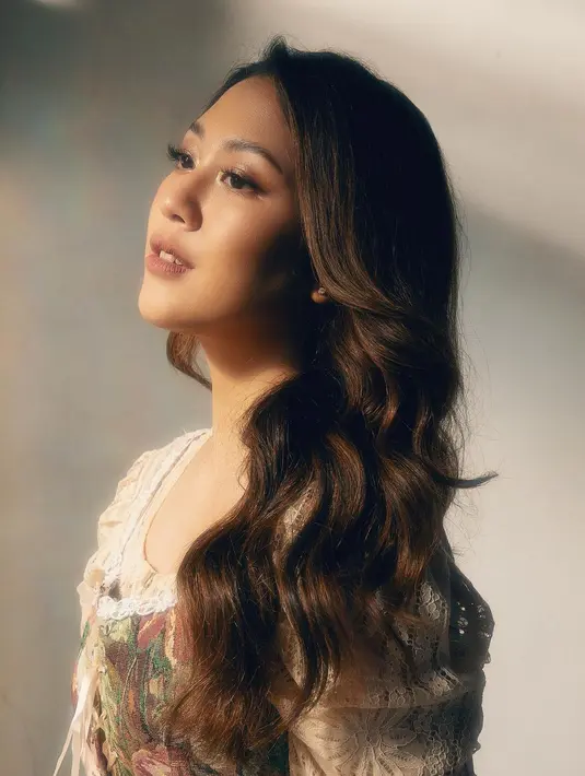 Potret dreamy menampilkan cantiknya Sherina Munaf dibalut dress cantik dengan makeup flawless bernuansa kecokelatan yang serasi. [Foto: Instagram/sherinamunaf]