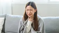 Ilustrasi perempuan mengalami sakit radang tenggorokan. (Shutterstock/Kmpzzz)