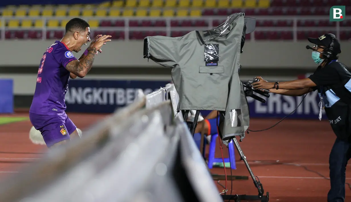 Pemain Persik Kediri, Doinatan Machado melakukan selebrasi usai mencetak gol pertama timnya ke gawang Persija Jakarta dalam laga pekan ke-10 BRI Liga 1 2021/2022 di Stadion Manahan, Solo, Sabtu (30/10/2021). (Bola.com/Bagaskara Lazuardi)