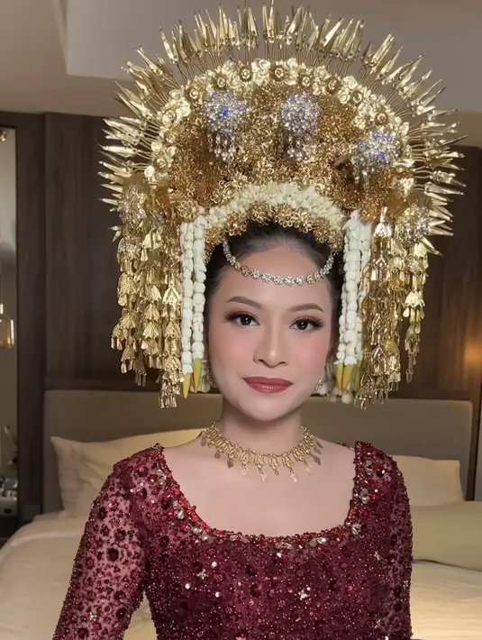 Sang MUA Fidela Herta Amalia memoles wajah Hanggini dengan gaya bold serasi dengan busana yang dikenakan. Mengaplikasikan lipstik merah glossy dan bluson merah merona, begitupun eyeshadownya. [@fidelhertamakeup]