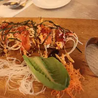 Bagaimana rasa kombinasi shasimi Jepang dan cakwe Indonesia? Gyoza Bar punya menu mengejutkan ini. (Foto : Gyoza Bar)