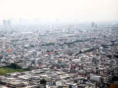 Pemandangan perkantoran dan permukiman padat penduduk dari kawasan Jembatan Besi, Jakarta, 5 Juni 2016. Tingkat kepadatan penduduk yang tinggi memicu berbagai permasalahan, dari tata ruang, kemiskinan hingga kriminalitas. (Liputan6.com/Faizal Fanani)