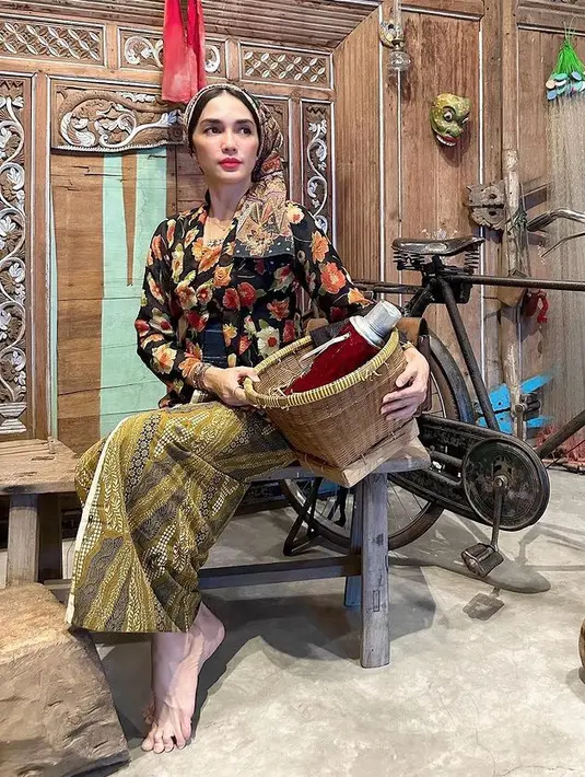 Di atas rambutnya yang diikat, Ussy pun mengenakan kain batik sebagai penutup kepalanya. Ia pun tampil tanpa alas kaki.  [@ussypratama]