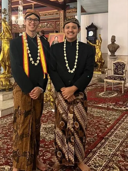 Alam juga memesona dengan beskap hitam dipadukan kain lilit coklat. Lengkap mengenakan blangkon dan ronce melati yang dikalungkan. [@alamganjar]