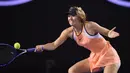 Petenis Russia, Maria Sharapova  mengembalikan bola pada hari ke-5 turnamen tenis Australian Open 2016  di Melbourne, Jumat (22/1/2016).  (AFP/Greg Wood)