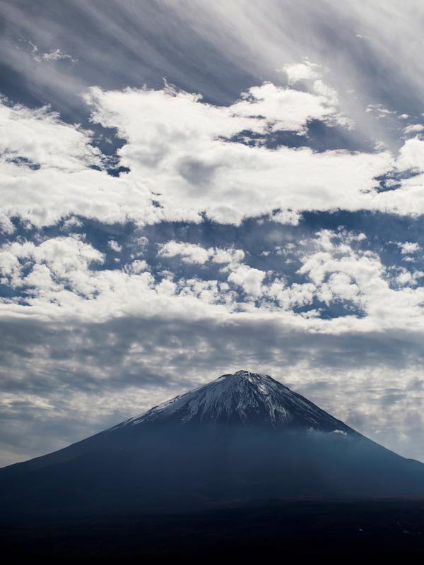 Gunung Fuji, gunung tertinggi di Jepang, terlihat dari Fujikawaguchiko, Prefektur Yamanashi (1/11). Sekitar 200.000 orang mendaki Gunung Fuji setiap tahunnya, 30% di antaranya orang asing. (AFP Photo/Behrouz Mehri)