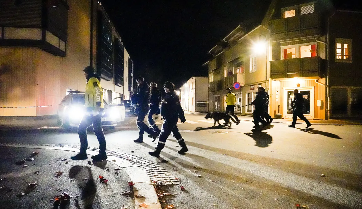 Polisi berjalan di tempat kejadian setelah serangan di Kongsberg, Norwegia, Rabu (13/10/2021). Teror serangan panah membuat gempar Kerajaan Norwegia. (Hakon Mosvold Larsen/NTB Scanpix via AP)