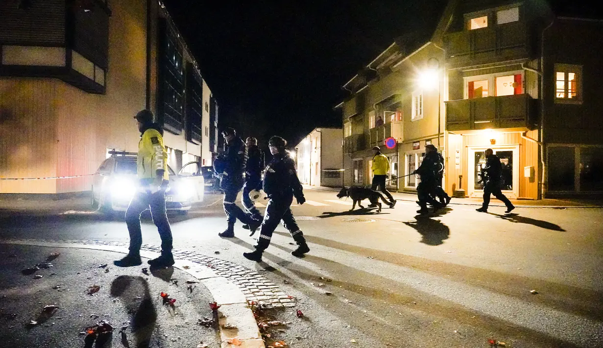 Polisi berjalan di tempat kejadian setelah serangan di Kongsberg, Norwegia, Rabu (13/10/2021). Teror serangan panah membuat gempar Kerajaan Norwegia. (Hakon Mosvold Larsen/NTB Scanpix via AP)