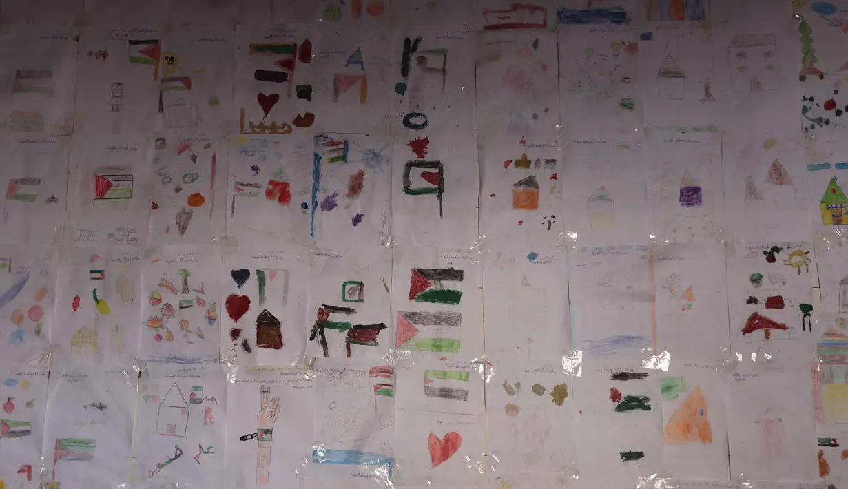 Beberapa anak dan kaum perempuan di Gaza menampilkan koleksi gambar sebagai bentuk ekspresi untuk menggambarkan suasana hati mereka di tengah konflik antara Israel dan Hamas yang berkepanjangan. Tampak dalam foto, pemandangan umum pameran yang menampilkan koleksi gambar oleh anak-anak dan perempuan di sebuah sekolah yang diubah menjadi tempat penampungan bagi pengungsi Palestina di kawasan Al-Rimal, Kota Gaza, pada 5 November 2025. (Omar AL-QATTAA/AFP)