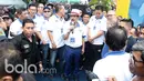 Manajer Persib Bandung, Umuh Muchtar membuka kegiatan jalan santai di Stadion Siliwangi, Bandung, Minggu (2/4/2017. Jalan Santai ini merupakan rangkaian dari Peluncuran Tim Persib Bandung. (Bola.com/Nicklas Hanoatubun)