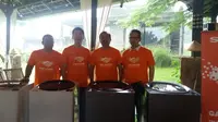 Brand Strategy Group Division General Manager Sharp Indonesia Haruhiko Sano (kedua kiri), National Sales General Manajer Sharp Indonesia Andry Adi Utomo (kedua kanan) meluncurkan mesin cuci berkapasitas besar Megamouth series di Subang, Jawa Barat.