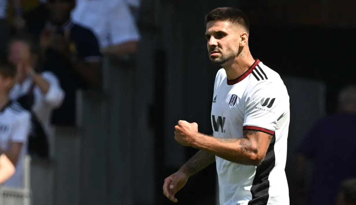 Penyerang andalan Fulham, Aleksandar Mitrovic juga telah mengoleksi dua gol di Liga Inggris 2022/2023. Kedua golnya dicetak saat timnya berhasil menahan imbang Liverpool dengan skor 2-2 di pekan pertama, (06/08/2022). (AFP/Justin Tallis)